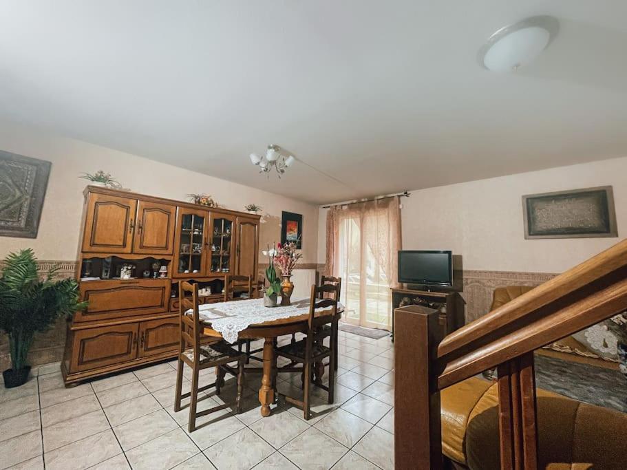 La Perle Rose Only Women Femmes Uniquement Apartment Venissieux Luaran gambar