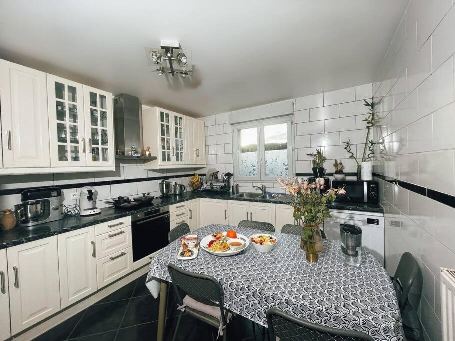 La Perle Rose Only Women Femmes Uniquement Apartment Venissieux Luaran gambar